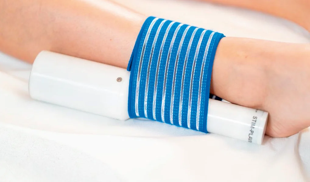STIM-PLAVIM fissato al polso con la fascia elastica